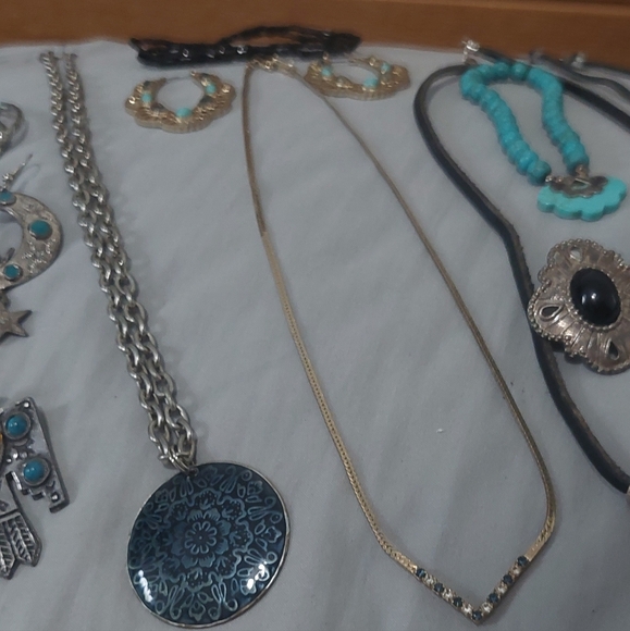 🌙Southwest Vibes Jewelry LOT: Faux Turquoise Howlite Fluorite Labradorite Wolf - Picture 8 of 10